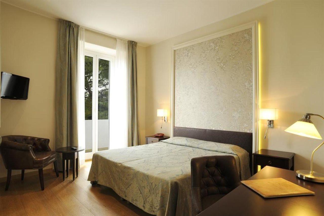 Hotel Mediterranee Genova Esterno foto
