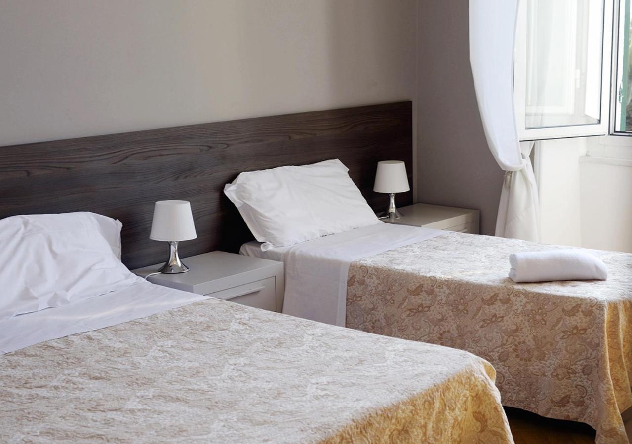 Hotel Mediterranee Genova Esterno foto